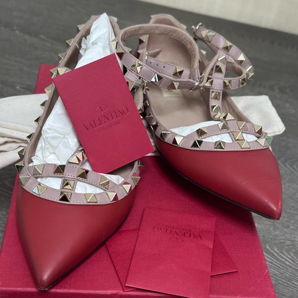 VALENTINO GARAVANI
Rockstud patent leather flats size 38